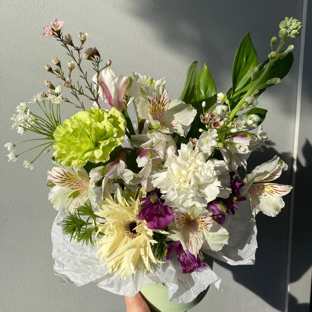 https://content2.flowwow-images.com/data/flowers/1000x1000/75/1740385277_15659375.jpg